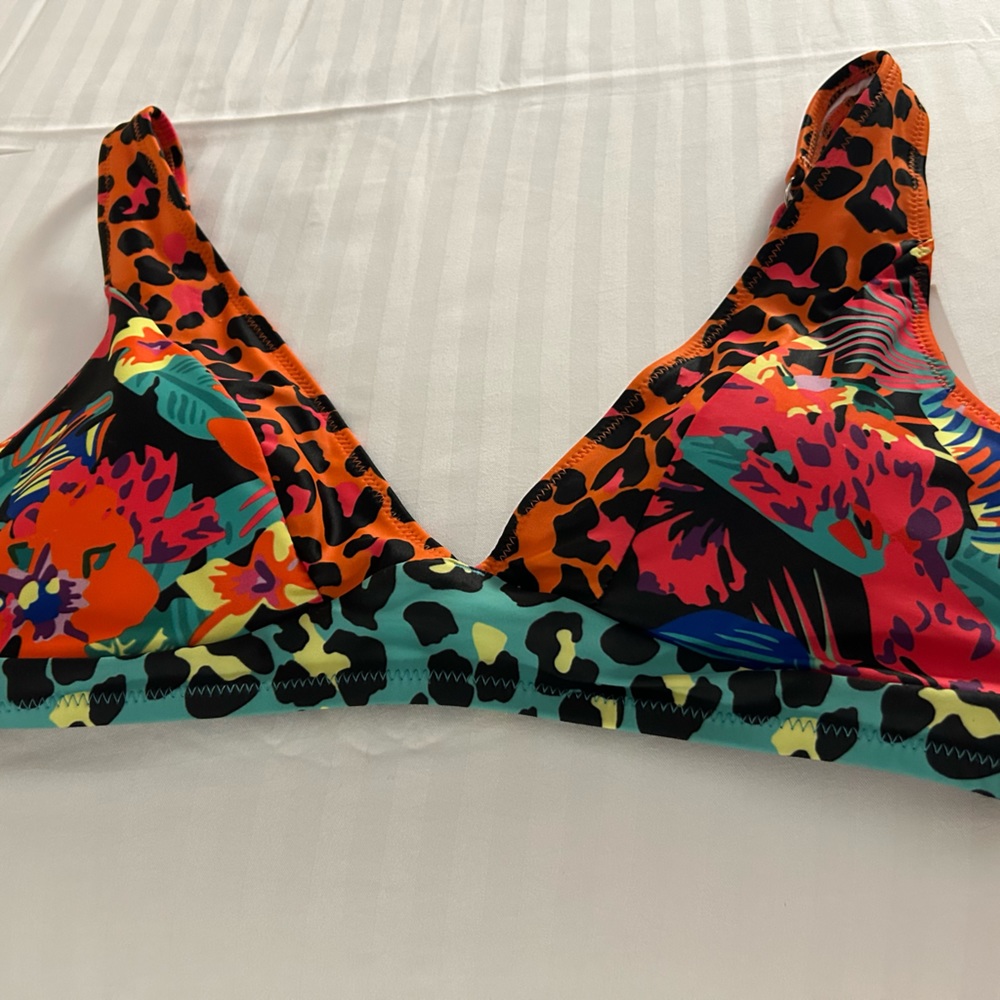 Super cute NWT women’s bikini top size Large.